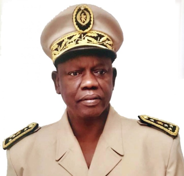 Oumar Diallo à la tête de la Douane à 63 ans : Macky viole le Règlement militaire Oumar Diallo à la tête de la Douane à 63 ans : Macky viole le Règlement militaire
