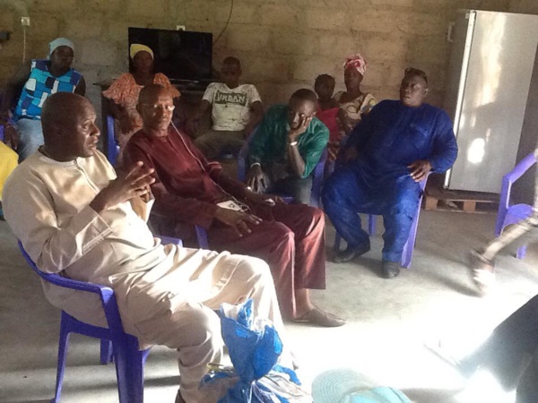 Le président Benoît Sambou dans son village de Mandouane avec ses parents