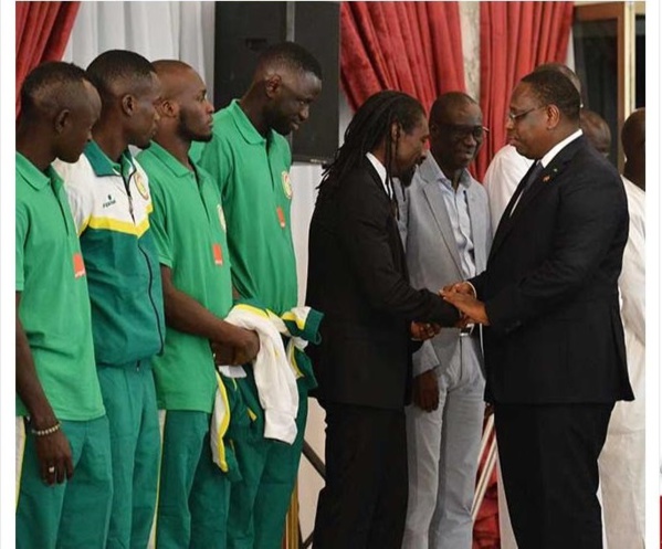 Macky Sall aux lions de foot: «Évitez les jeunes filles... »