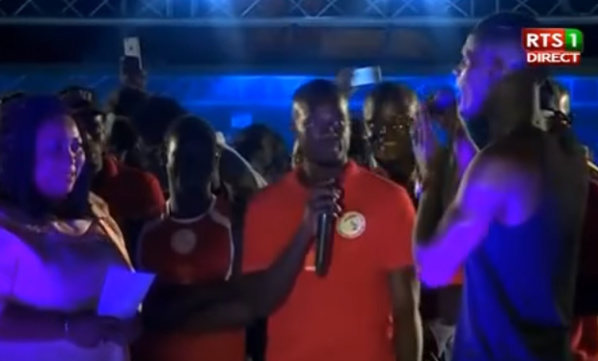 Vidéo : Kara Mbodji chante Mame Bamba à la Place de l’Obélisque
