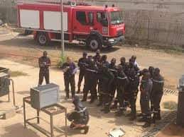 A court de moyens, les sapeurs pompiers Sénégalais s'attachent les services de l'armée Française A court de moyens, les sapeurs pompiers Sénégalais s'attachent les services de l'armée Française