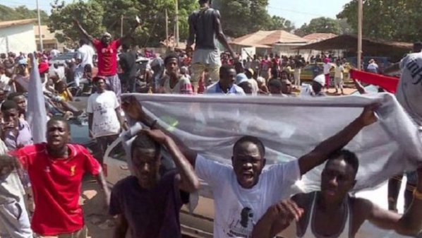 En Gambie, un groupe de jeunes veut manifester contre les délestages En Gambie, un groupe de jeunes veut manifester contre les délestages
