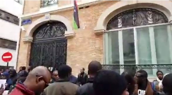 VIDEO: En Direct, devant l'ambassade de la Libye en France