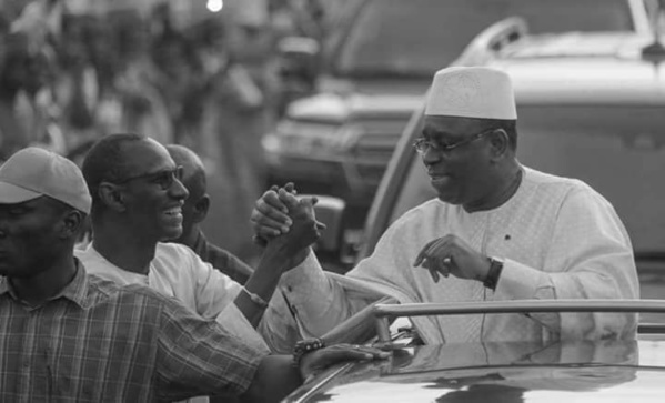 Arrêt sur image: Macky s'arrête à Mekhe pour saluer son ami Mamadou Mbengue Gueye