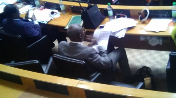 Désintéressement: quand un député corrige les copies de ses étudiants au sein de l'assemblée