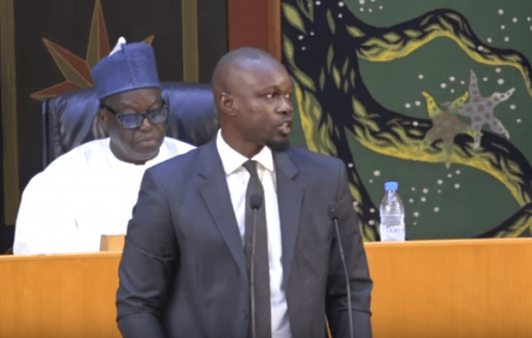Vidéo – Ousmane Sonko: « Un pays dirigé par un lion qui dort et un Pm qui danse le Mbarass… » Vidéo – Ousmane Sonko: « Un pays dirigé par un lion qui dort et un Pm qui danse le Mbarass… »