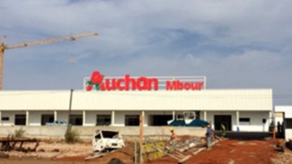 Acte de vandalisme au magasin Auchan de Mbour : Le panneau lumineux « Auchan Mbour » brûlé. Acte de vandalisme au magasin Auchan de Mbour : Le panneau lumineux « Auchan Mbour » brûlé.