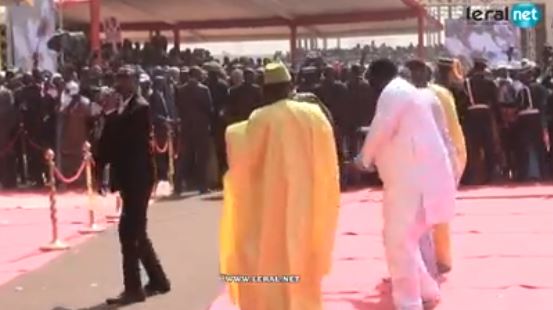 Inauguration AIBD - Youssou Ndour accompagné des lutteurs lors de sa prestation