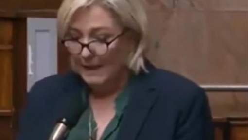 Le moment de solitude de Marine Le Pen devant l'Assemblée nationale