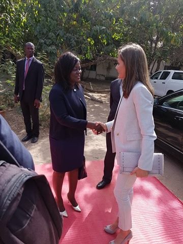 Le ministre Angelique Manga à l'accueil de la Reine d'Espagne Le ministre Angelique Manga à l'accueil de la Reine d'Espagne