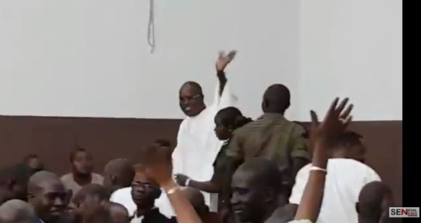 Vidéo – Revivez la sortie triomphale de Khalifa Sall de la salle d’audience Vidéo – Revivez la sortie triomphale de Khalifa Sall de la salle d’audience