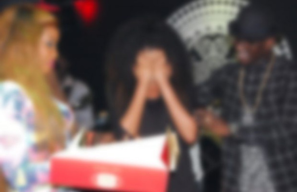 Vidéo : Il se retrouve dans la même soirée que sa copine et sa maîtresse Vidéo : Il se retrouve dans la même soirée que sa copine et sa maîtresse