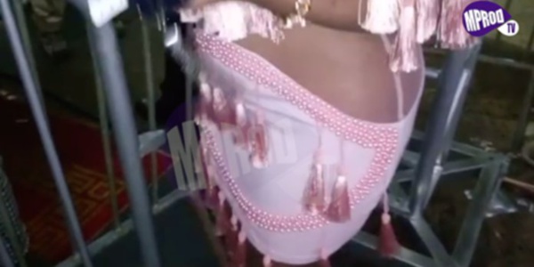 Soirée de Wally: Son accoutrement choque le public Soirée de Wally: Son accoutrement choque le public