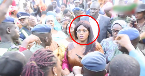 Marième Faye Sall échappe à la foule surexcitéegrâce aux forces de l’ordre Marième Faye Sall échappe à la foule surexcitéegrâce aux forces de l’ordre