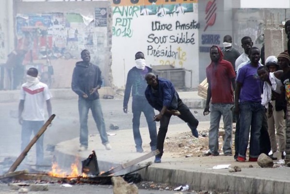 Etudiants et forces de l’ordre s’affrontent devant l’Ucad