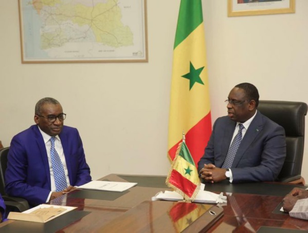 Macky Sall baisse les salaires et les indemnités des diplomates Macky Sall baisse les salaires et les indemnités des diplomates