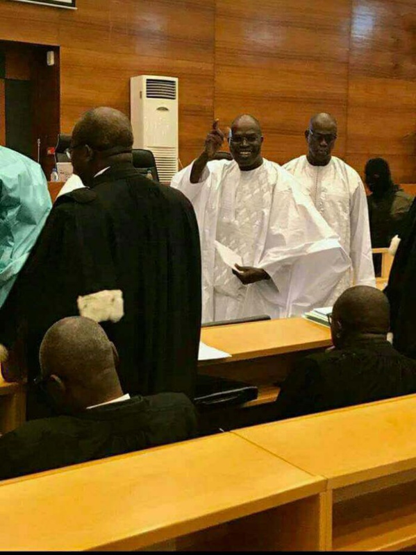 Les images de l’arrivée de Khalifa Sall à la salle d’audience Les images de l’arrivée de Khalifa Sall à la salle d’audience