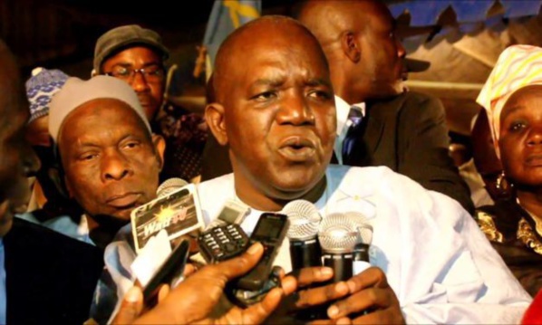 L'opposition maintient ses brassards rouges contre le président français L'opposition maintient ses brassards rouges contre le président français