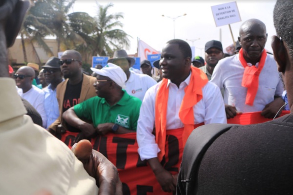 Les premières images de la manif de l'opposition Les premières images de la manif de l'opposition