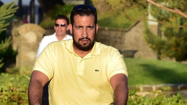 Port d'arme, voiture équipée... Alexandre Benalla, un "chargé de mission" aux allures de vrai policier Port d'arme, voiture équipée... Alexandre Benalla, un "chargé de mission" aux allures de vrai policier