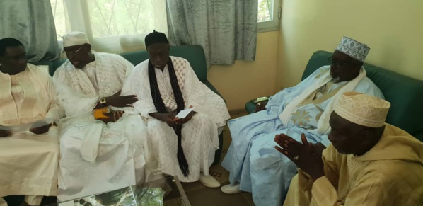 Le Dr Cheikh Kanté reçu par le Grand Serigne de Dakar et les notables de la communauté du Cap Vert Le Dr Cheikh Kanté reçu par le Grand Serigne de Dakar et les notables de la communauté du Cap Vert