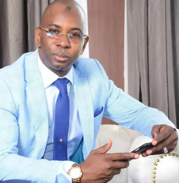 Moustapha Guirassy, PDG de l’IAM, offre une bourse d’excellence à Seydou Gueye, bachelier laveur de voitures et à Sokhna Kâ, bachelière handicapée motrice Moustapha Guirassy, PDG de l’IAM, offre une bourse d’excellence à Seydou Gueye, bachelier laveur de voitures et à Sokhna Kâ, bachelière handicapée motrice