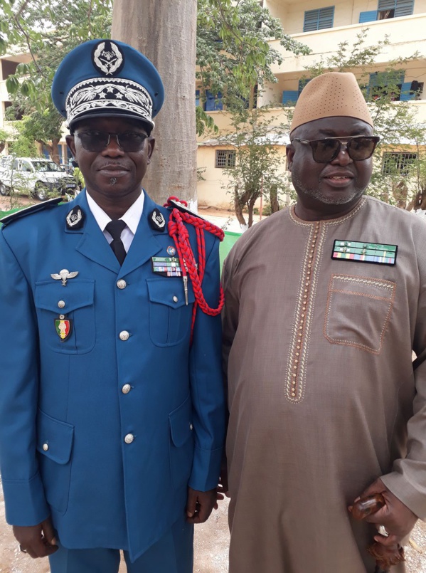 Le tout nouveau patron des limiers du Sénégal, Ousmane Sy en uniforme bleu posant avec Bassamba Le tout nouveau patron des limiers du Sénégal, Ousmane Sy en uniforme bleu posant avec Bassamba