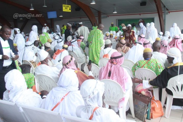 Urgent- Les pèlerins du 3 ème vol pour la Mecque menacent d’assiéger l’aéroport Urgent- Les pèlerins du 3 ème vol pour la Mecque menacent d’assiéger l’aéroport