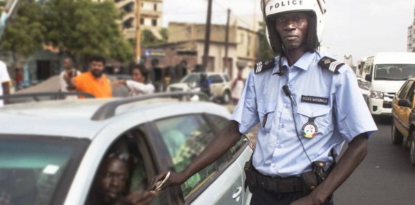 "Amoul Yakar", le policier sénégalais à qui on ne glisse pas un billet dans le permis "Amoul Yakar", le policier sénégalais à qui on ne glisse pas un billet dans le permis