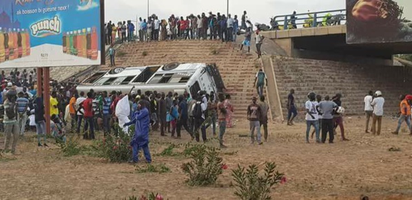 Urgent-Accident à la Patte d’oie: Un bus tata complètement renversé, plusieurs blessés graves