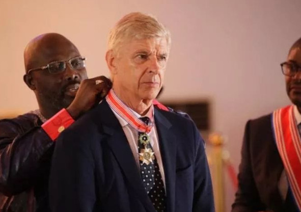 Georges Weah honore son ancien coach Arsène Wenger au Libéria