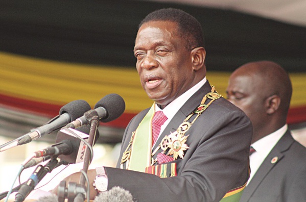Le président Emmerson Mnangagwa prête serment pour un "nouveau Zimbabwe" Le président Emmerson Mnangagwa prête serment pour un "nouveau Zimbabwe"