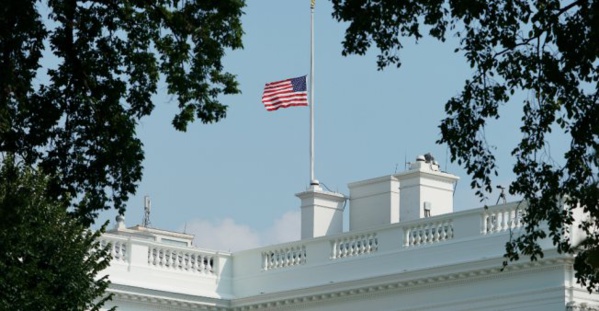 Sous pression, Trump ordonne la mise en berne des drapeaux pour John McCain Sous pression, Trump ordonne la mise en berne des drapeaux pour John McCain