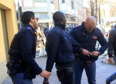 Italie: Un sénégalais encore épinglé avec 2 grammes de cocaïnes 47 grammes de… Italie: Un sénégalais encore épinglé avec 2 grammes de cocaïnes 47 grammes de…
