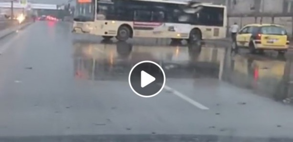 Un bus Dakar Dem Dikk fait demi tour sur l'autoroute et prend un sens interdit Un bus Dakar Dem Dikk fait demi tour sur l'autoroute et prend un sens interdit