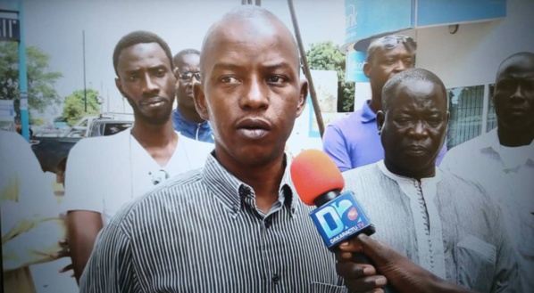 MBOUR : Devant le refus d'Ecobank de payer leurs salaires, les enseignants bloquent les guichets de l'agence