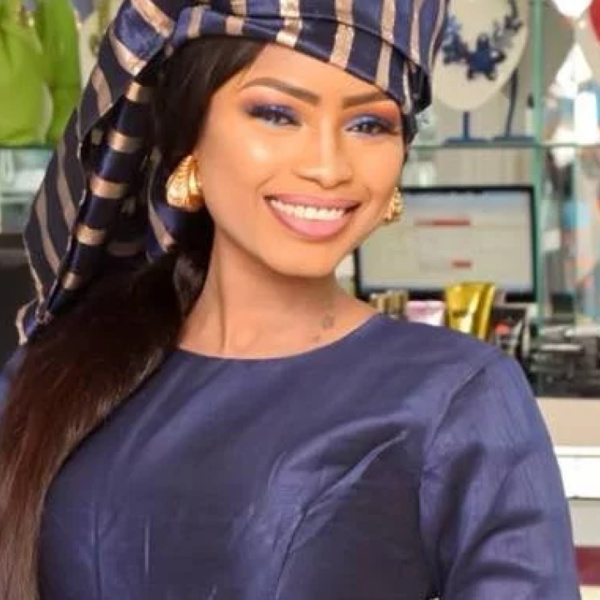 Ce cadre de DHL fou amoureux de la danseuse Mbathio Ndiaye Ce cadre de DHL fou amoureux de la danseuse Mbathio Ndiaye