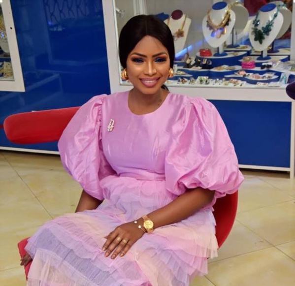 Ce cadre de DHL fou amoureux de la danseuse Mbathio Ndiaye Ce cadre de DHL fou amoureux de la danseuse Mbathio Ndiaye