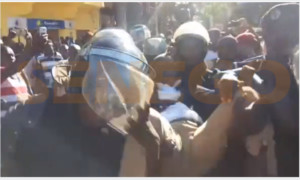 Sit in opposition : Mamadou D. Decroix malmené par les policiers, s’est évanoui… Sit in opposition : Mamadou D. Decroix malmené par les policiers, s’est évanoui…