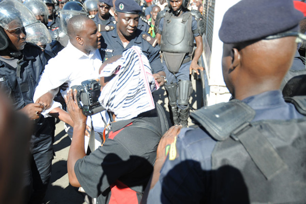 Les images de l'arrestation de Déthié Fall Les images de l'arrestation de Déthié Fall