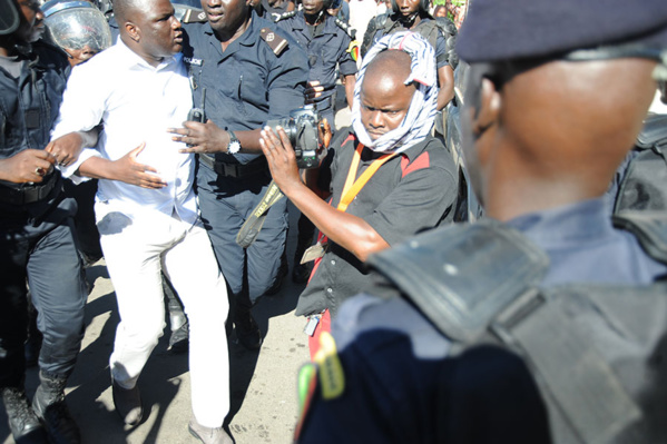 Les images de l'arrestation de Déthié Fall Les images de l'arrestation de Déthié Fall