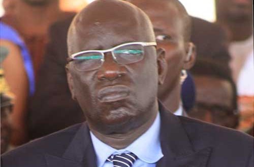 Censé donner le bon exemple, regardez ce qui se passe devant chez Diène Farba Sarr ! Censé donner le bon exemple, regardez ce qui se passe devant chez Diène Farba Sarr !