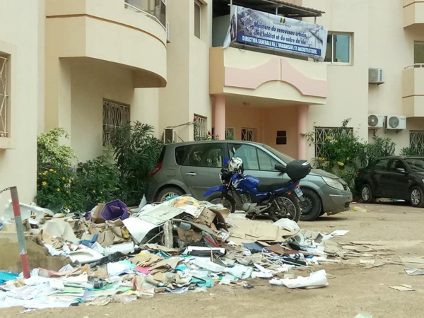Censé donner le bon exemple, regardez ce qui se passe devant chez Diène Farba Sarr !