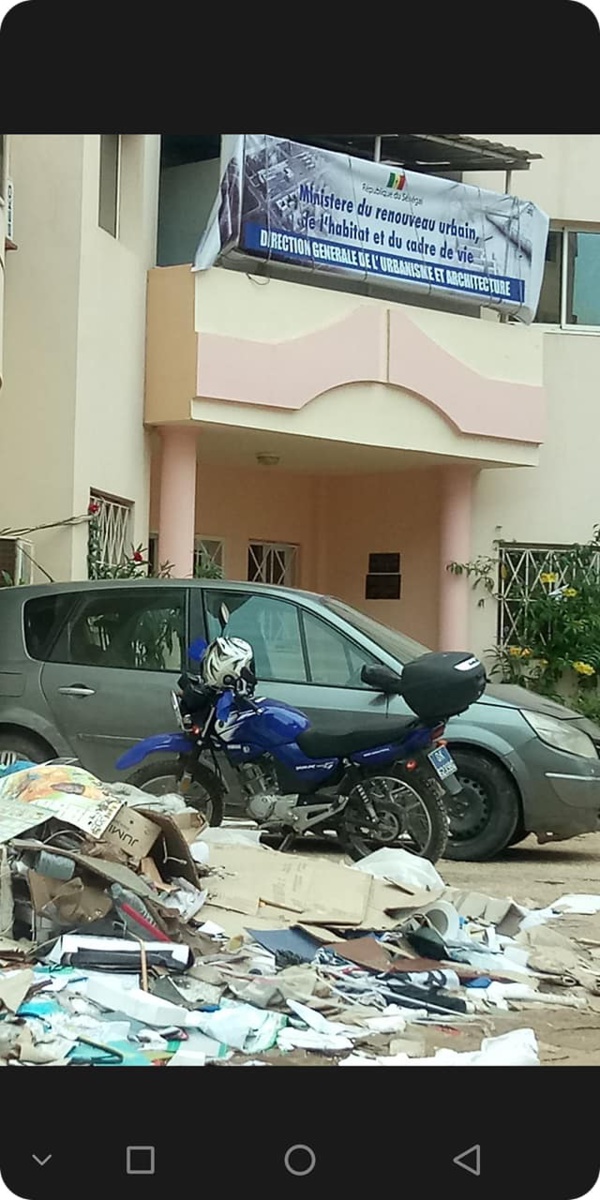 Censé donner le bon exemple, regardez ce qui se passe devant chez Diène Farba Sarr !