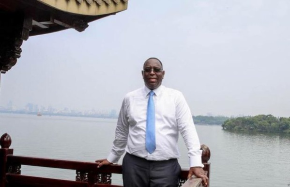 (4 photos) : En Chine, Macky enlève sa veste et profite de la belle vue de West Lake à Hangzhou