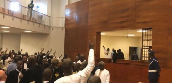 les proches de Khalifa Sall accusent le pouvoir de chercher à l'isoler les proches de Khalifa Sall accusent le pouvoir de chercher à l'isoler