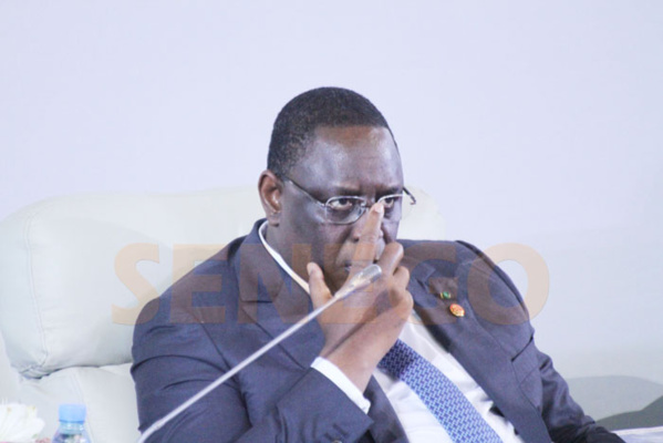 Contrôler l’accès à Whatsapp, Facebook et Youtube», les raisons de la peur de Macky Sall