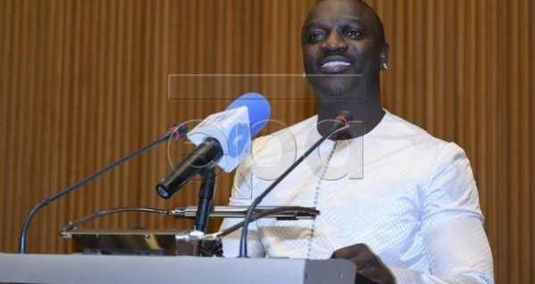 Akon baptise un bébé gorille à son nom