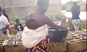 Incroyable: des Sénégalais qui utilisent l’eau retenue par des briques pour se laver(Vidéo)