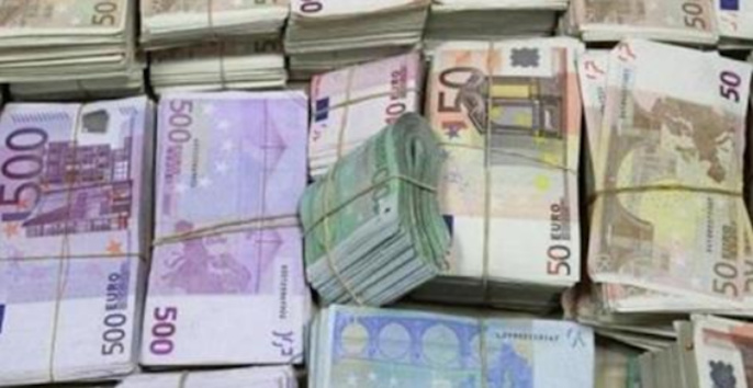 Incroyable, mais vrai ! A Paris, un chauffeur trouve 16.000 euros en liquide et les ramène à la police